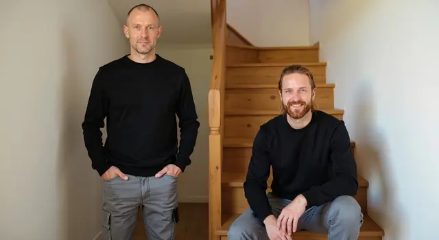 Handwerkerteam bei der Treppenmontage